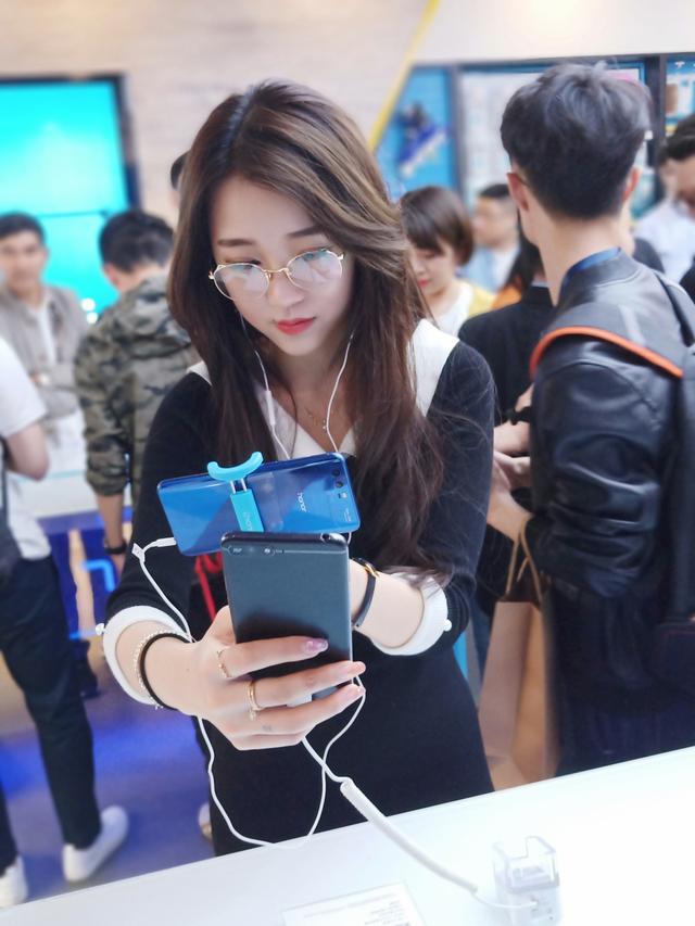 [云端云中君朋友圈自动点赞]，荣耀7x深色模式在哪设置