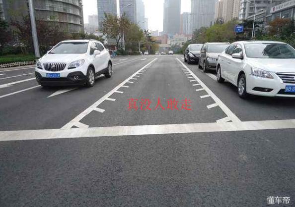 路口实线两边有锯齿线是什么意思(马路上实线两边带锯齿)