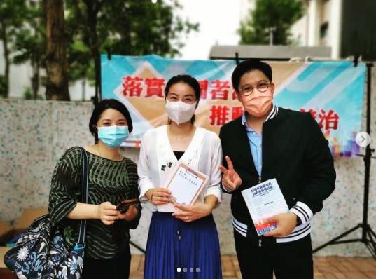 霍启刚夫妇甜蜜约会共赏音乐会，挽手秀恩爱，郭晶晶穿搭温婉优雅