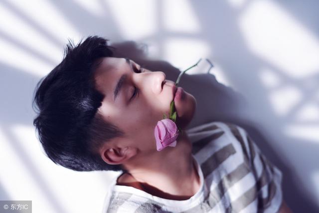 壁咚校草大人(亲亲的时候伸舌头)