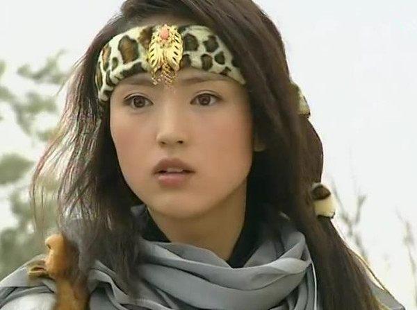06年24岁的董璇与陆毅,黄秋生等主演的《八大豪侠》上映,剧中饰演八大