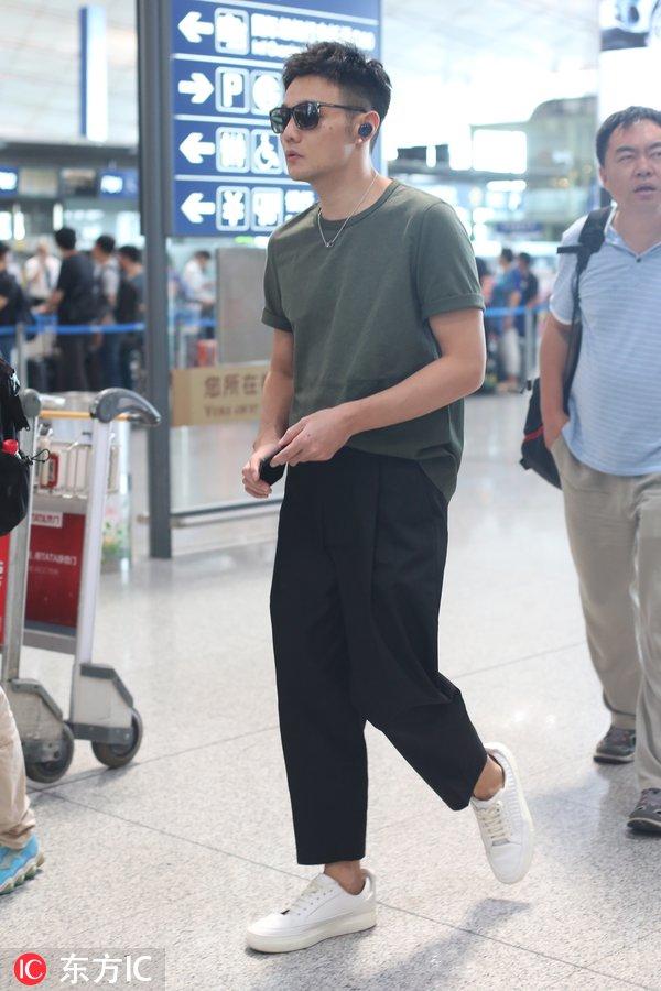 李荣浩身高:身高180的李荣浩明明是型男一枚，但为什么侧面却像小老头？