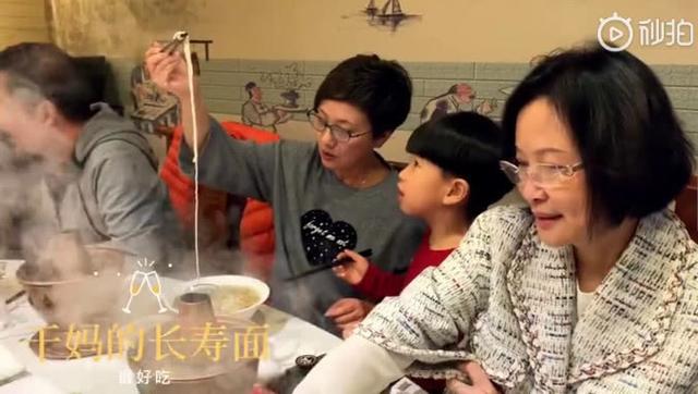 张国立的老婆:张国立为老婆庆生，宴会排场像过年，61岁邓婕衣着朴素气质不减