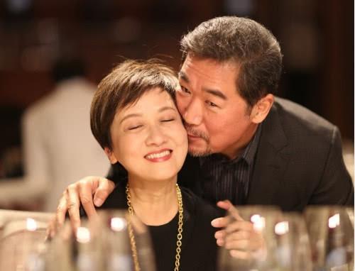 张国立的老婆:张国立为老婆庆生，宴会排场像过年，61岁邓婕衣着朴素气质不减
