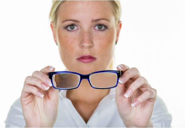 血脂过高，脸部有两种异常表现，提示该降血脂了，避免更大问题