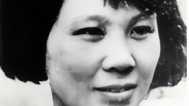 1975年，重庆一农民发现戴着镣铐的尸骨，调查后才知她是个革命者