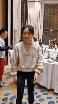 搞笑的GIF趣图：待我舔开之时，便是天下大乱之日