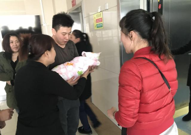 “踩生”并非迷信，第一个抱孩子的人的确有讲究，确实挺重要