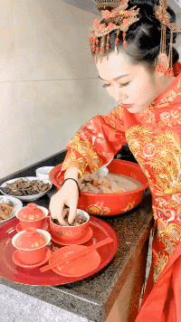 搞笑的动图趣图：新郎，恭喜你，下次还是你结婚