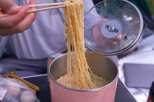 体验电霸级别的产品，让电小二太阳能户外电源2200告诉什么叫硬核