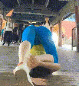 性感女人动图：姑娘的这个柔韧性确实可以。