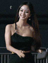美女内涵动态图图片：以后接送孩子的重任，就交给我吧！
