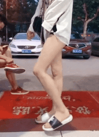 邪恶的美女动图：腿上的肉肉 别再说我瘦了 你看这肉抖的