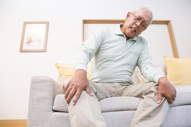 老年人关节疼痛僵硬，多喝骨头汤就可以了？4类药物比补钙更有效