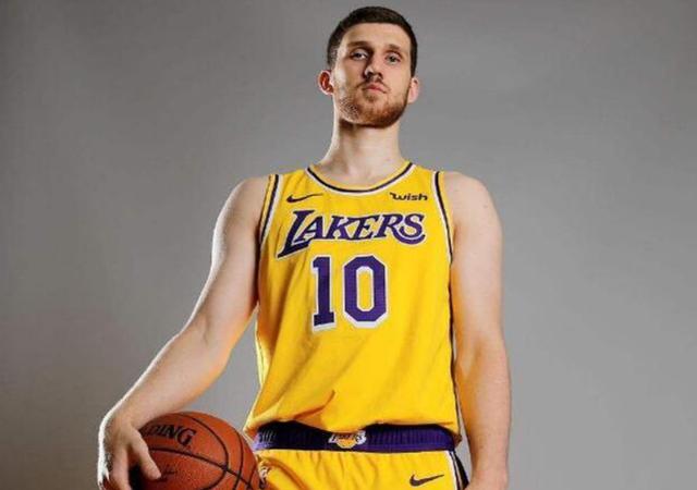 米哈伊柳克与艾灵顿一样,马修斯同样是成名射手,他在加入湖人前的一个