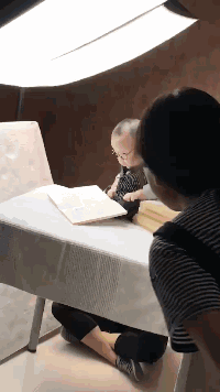 爆笑动图:倒挂树枝上拍婚纱照!现在的摄影师真的是太不容易了!