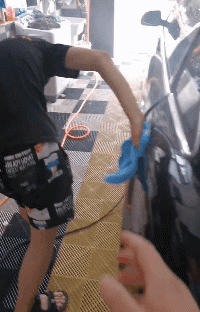 搞笑的动图GIF：隔壁老王正在赶来的路上！