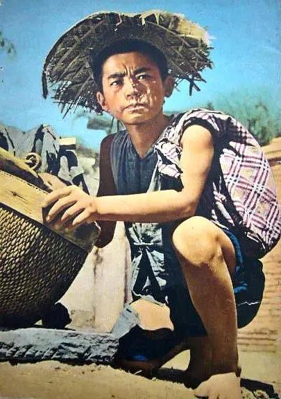 安吉斯凭着胆大自如,活泼淘气,拿下了主角的名额.