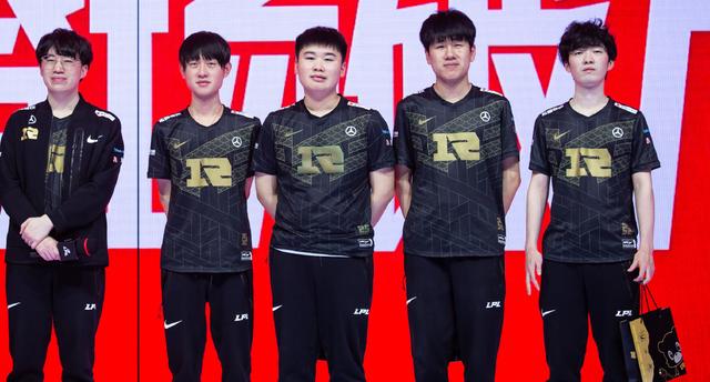 LOL全球战队榜更新，FPX登顶RNG力压EDG，TES蹿升到第六名