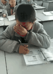 搞笑的动态图GIF：羞涩的眼神，难言心中的喜悦