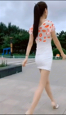 性感迷人的美女动态图：女生有一双大长腿，走起路来都那么迷人