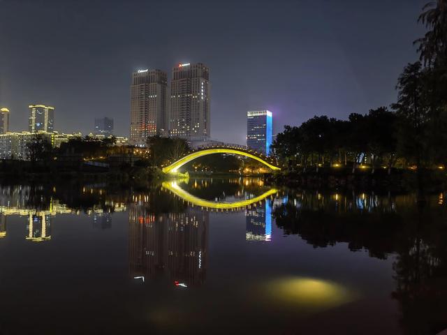 华为P50Pro夜景样张，大家看效果怎么样？猜猜这是哪儿？