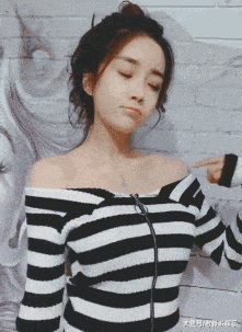 诱惑的美女GIF动图：妹子送香吻来了！