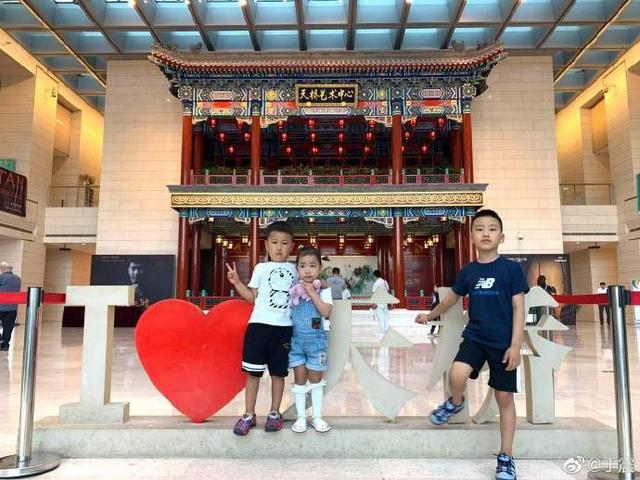 演员于震:戏骨于震雪地热舞遭群嘲，娶小13岁娇妻生仨娃，前妻曾曝其家暴