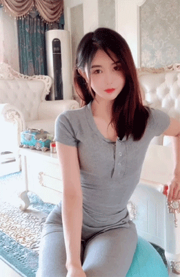 青春美丽的美女GIF图片：这眼神谁顶得住？