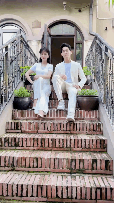 67岁赵雅芝与儿子玩变装，母子穿同款像极姐弟，黄恺杰太像妈妈