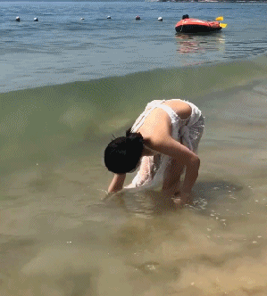 邪恶gif动态美女：妹子扭的很好看！