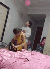 有趣的动态图GIF：夜间的地铁充满了爱