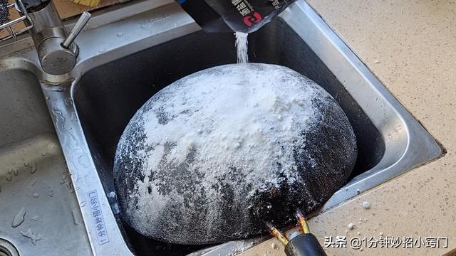 锅烧糊了上面黑的怎么去掉（去除锅底重度的黒垢）