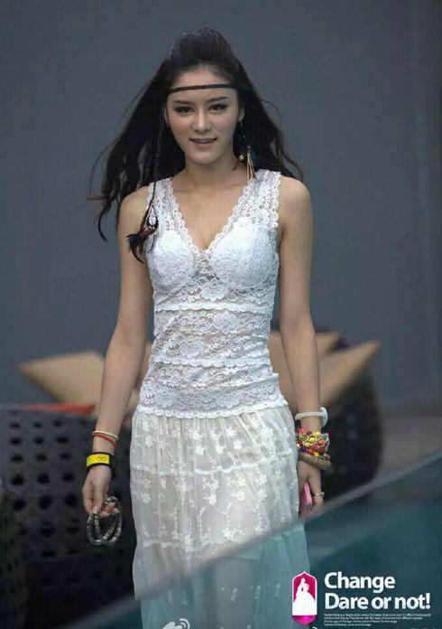 网上有好几个"张馨月",类似什么"新丝路模特比赛亚军","演员"等等