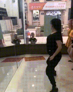 性感女人会动的图片GIF：小伙子，你在看什么呢？