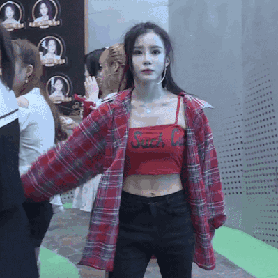 美女的另类动图GIF图：小鸡腿都不加，看什么看~