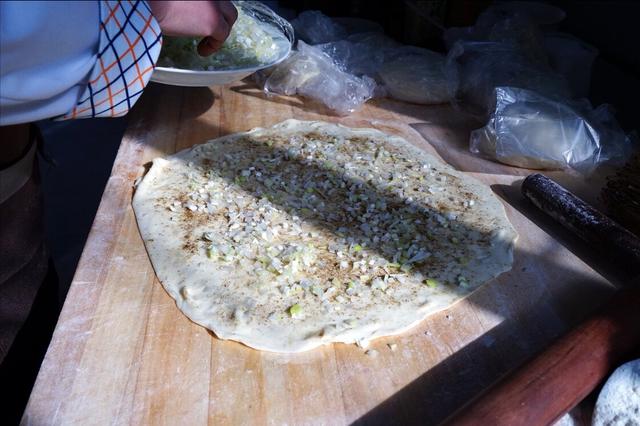 一碗面粉 一把葱花 教你自制葱花饼 层次分明 外酥里软不发硬 太阳信息网