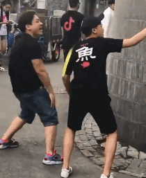 很好笑的GIF动图：妹子你这么牛，你老公知道吗？