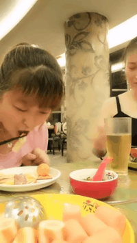搞笑的动态图片：这步伐加上这姿势，肯定不是我尿的！