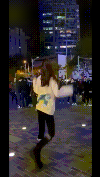 美女动态图内涵图片：妹子一夹腿，我震惊了
