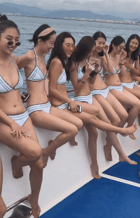 一波很大的美女GIF图片：一车的妖精，老衲等着收了你们呢！