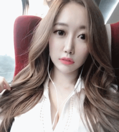 最邪恶的美女GIF图片：嫂子你家饺子包好没有，我肚子都饿了