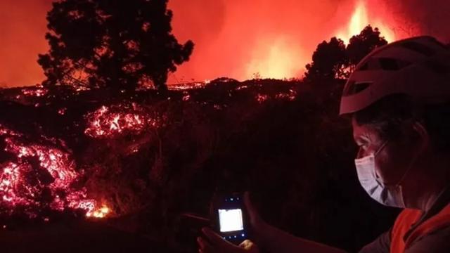 灾难！旅游胜地火山爆发，民宅被吞噬，豪宅泳池变滚锅，7000人撤离，中使馆提醒