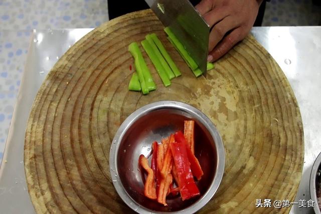 廚師長教你魚香茄子正宗做法，茄子不吸油不出水，香軟入味真下飯 美食頻道 第5张