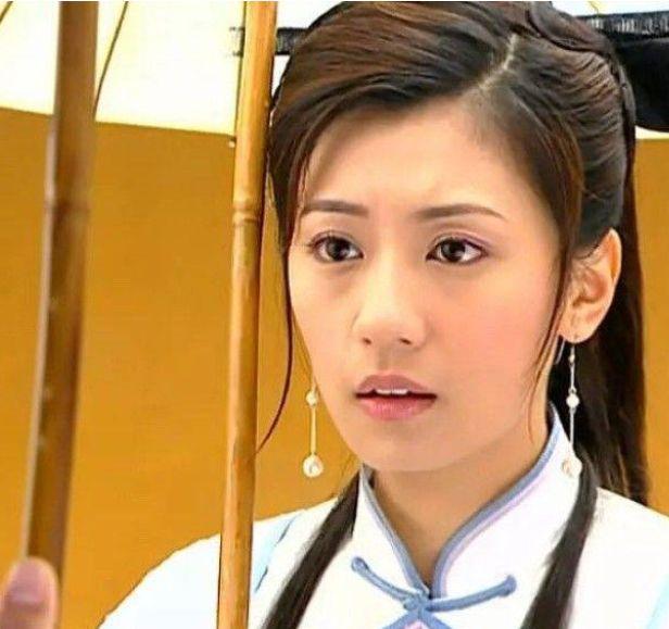 在《布衣天子》中贾静雯饰演的蜻蜓,该剧可以说是《铁齿铜牙纪晓岚》