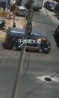 爆笑GIF趣图：听到老婆一声吼，一下碎了两瓶酒！