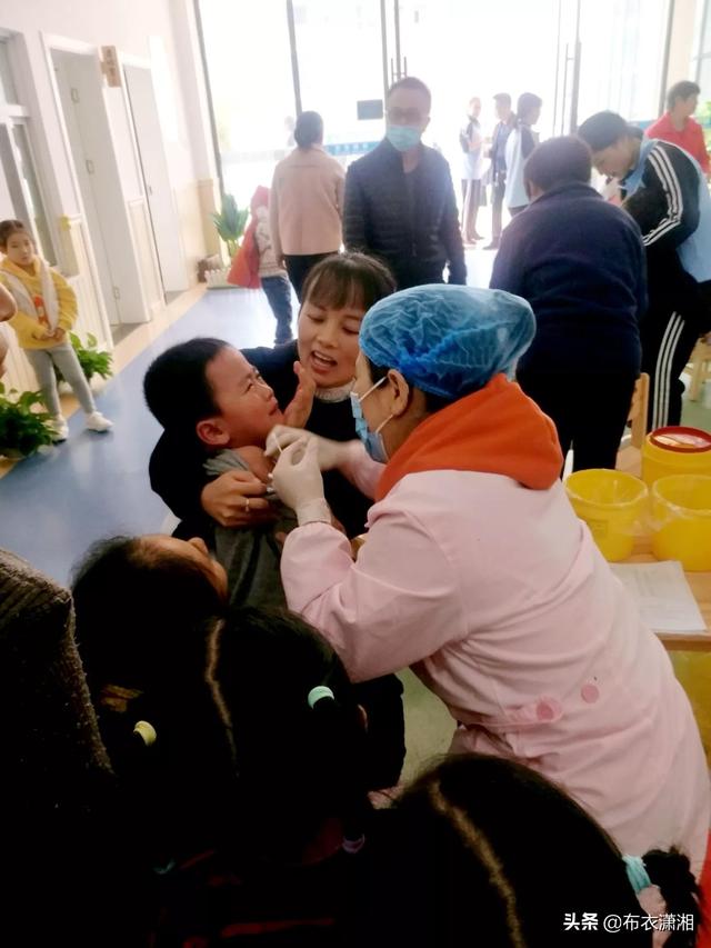 幼儿园接种新冠疫苗，女生大多坚强，男生却哭一大片，这是为啥？