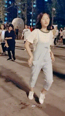 性感美女的GIF图：美女示范，喝前摇一摇
