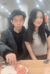 美女的内涵GIF动图：兄弟一定有过人之处，才能把此女降服！
