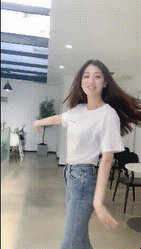 美女邪恶图片GIF：妹子这小舌头，皮的很！